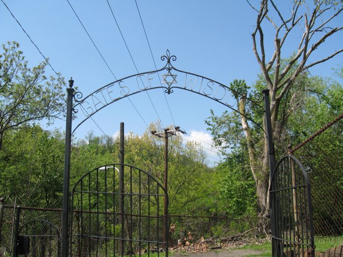 Entrance to the Old Jewish Cemetery.jpg