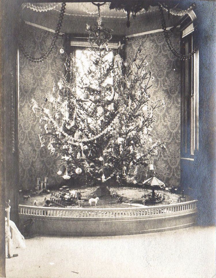 2-Christmas circa 1904 rs.jpg