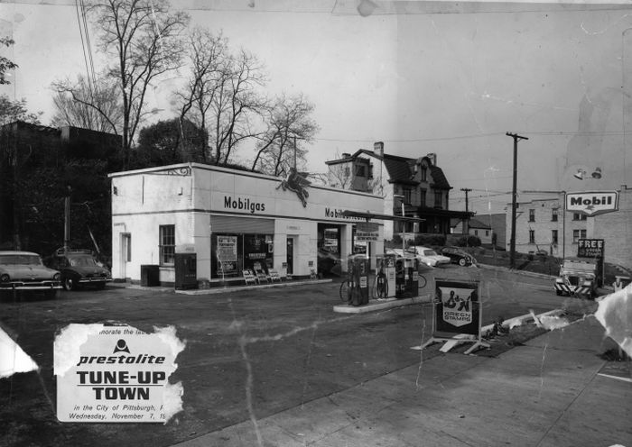 Rz Mobile Gas Station Brentwood 1962.jpg