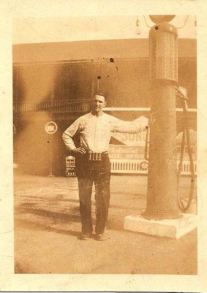 File:Pages 1930 1.jpg