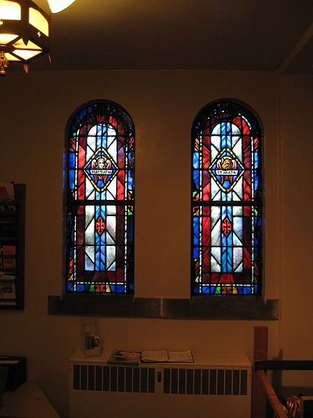 File:Stewart avenue 2011 balcony windows.jpg