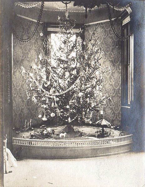 File:2-Christmas circa 1904 rs.jpg